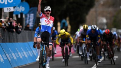 Tirreno-Adriatico 3a tappa: Mathieu van der Poel supera Wout van